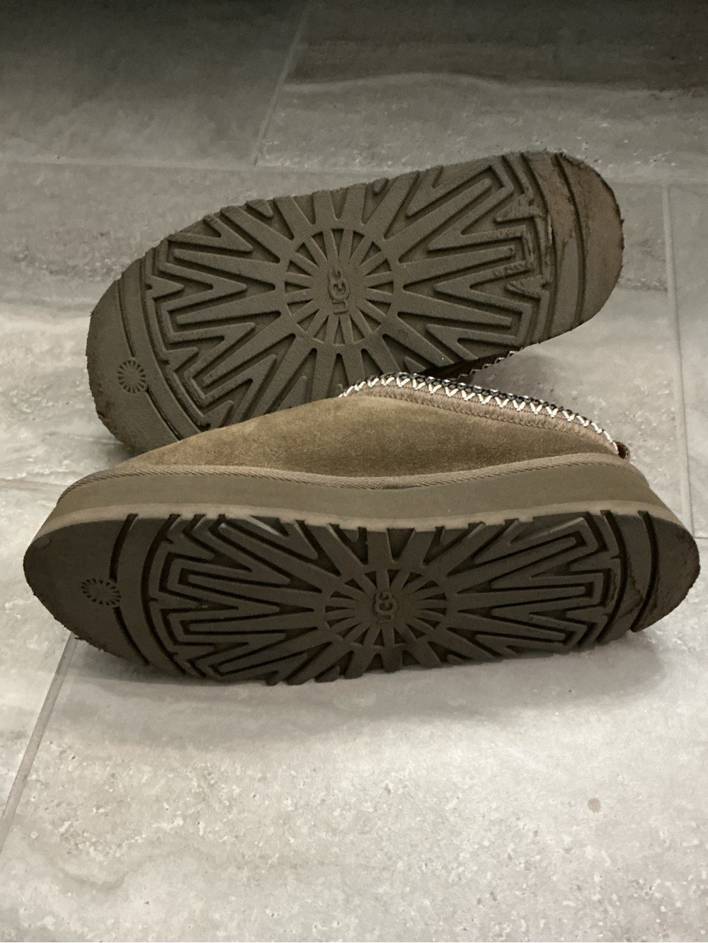 UGG Women’s Tazz Chestnut Suede Platform Slippers - Picture 13 of 13